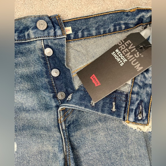 BRAND NEW LEVIS SHORTS - Picture 4 of 6